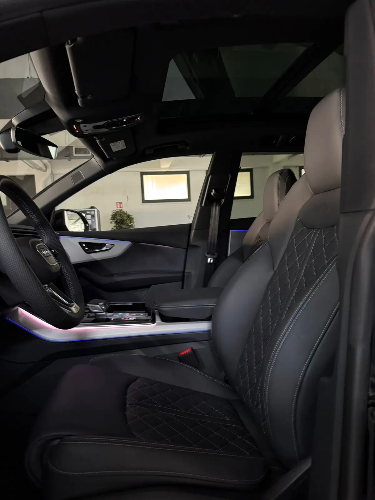 Audi Q8 2025, rear view — Florence Luxury Car Rental, Florence. Audi Q8 in Florence The 2025 Audi Q8 is available for rental in Florence, providing an…