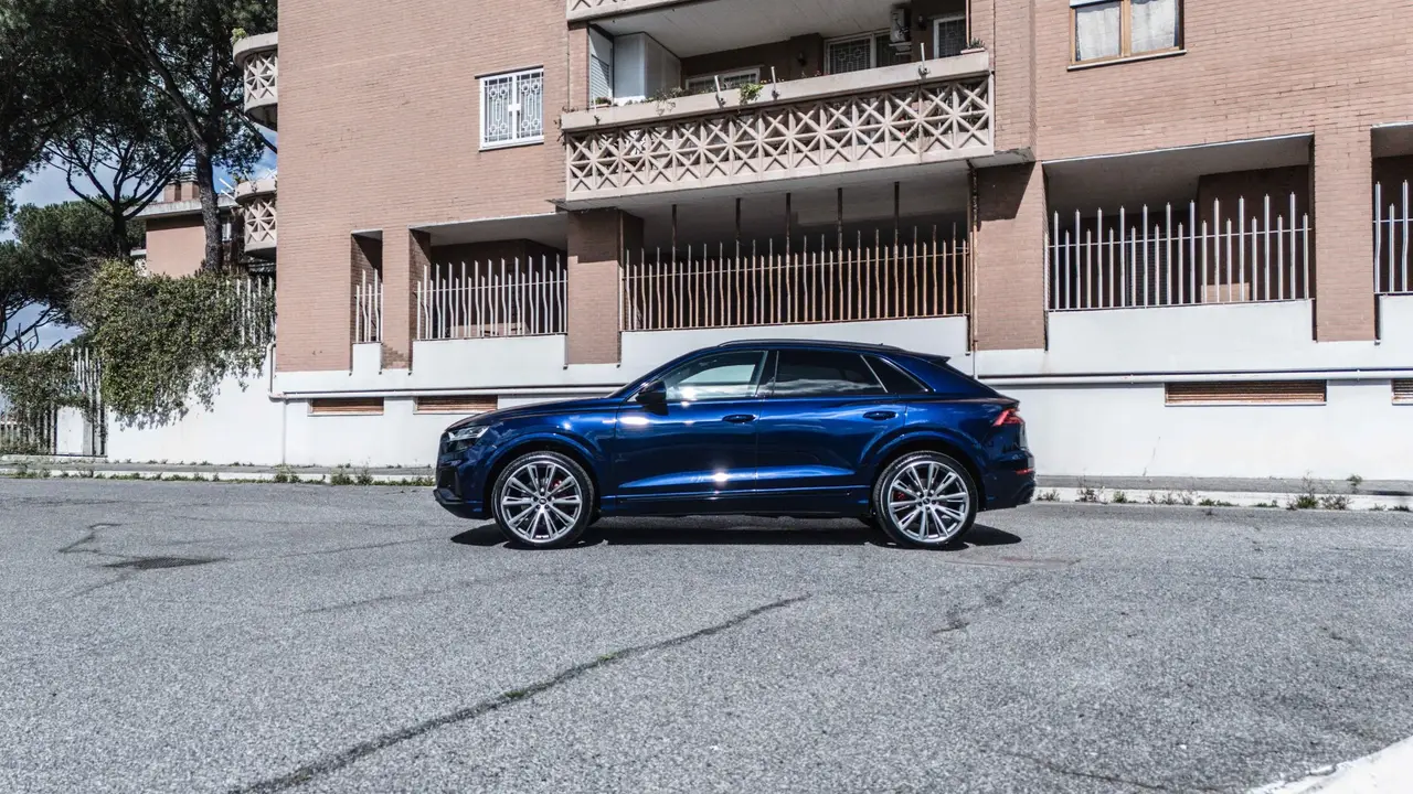 Audi Q8 55 TFSI 2022, vista frontale — Florence Luxury Car Rental, Firenze. Da Peretola a Siena, comfort senza pensieri per famiglie