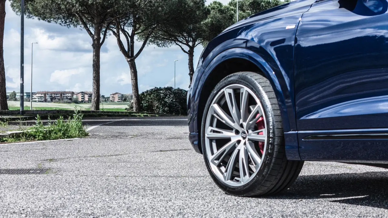 Audi Q8 55 TFSI 2022, vista posteriore — Florence Luxury Car Rental, Firenze. Da Peretola a Siena, comfort senza pensieri per famiglie
