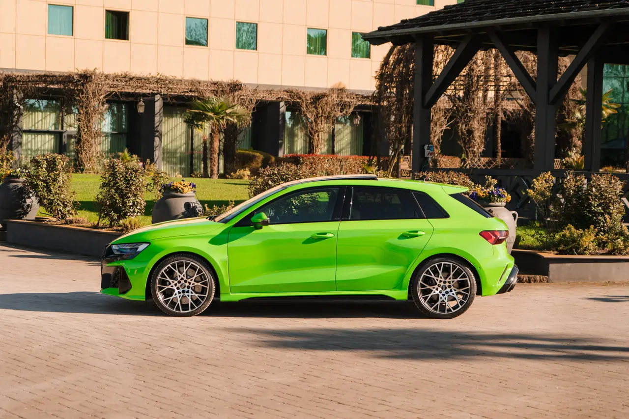 Audi RS3 Restyling 2025, vista frontale — Florence Luxury Car Rental, Firenze. Agile tra le curve del Chianti verso Greve