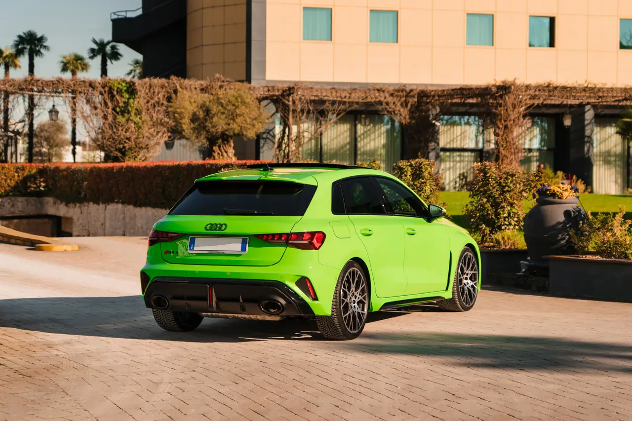 Audi RS3 Restyling 2025, vista posteriore — Florence Luxury Car Rental, Firenze. Agile tra le curve del Chianti verso Greve