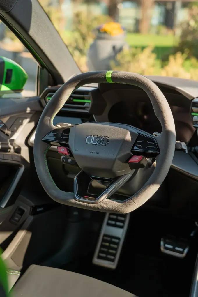 Audi RS3 Restyling 2025, interni — Florence Luxury Car Rental, Firenze. Agile tra le curve del Chianti verso Greve
