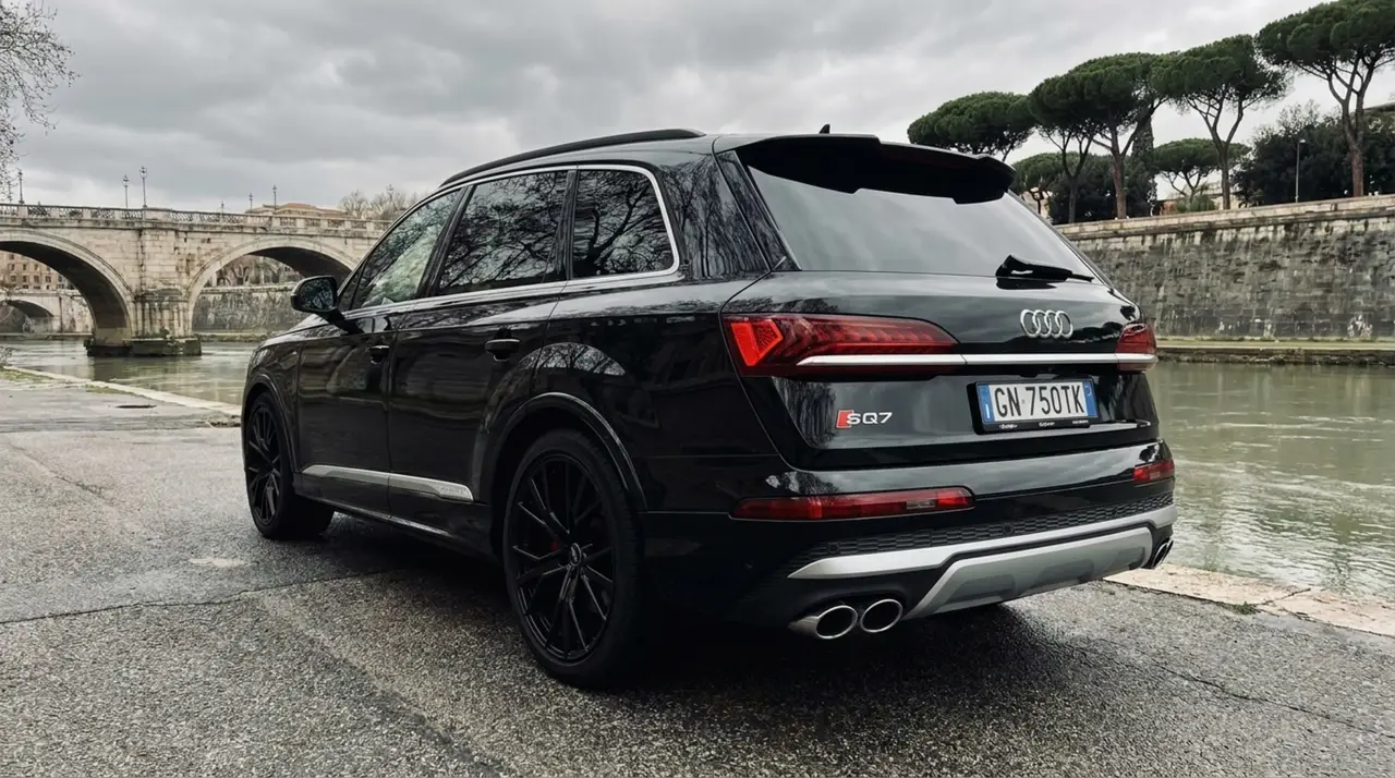 Audi SQ7 7seater 2023, exterior — Florence Luxury Car Rental, Florence. Audi SQ7 7seater in Florence Renting the 2023 Audi SQ7 7seater in Florence provides an…