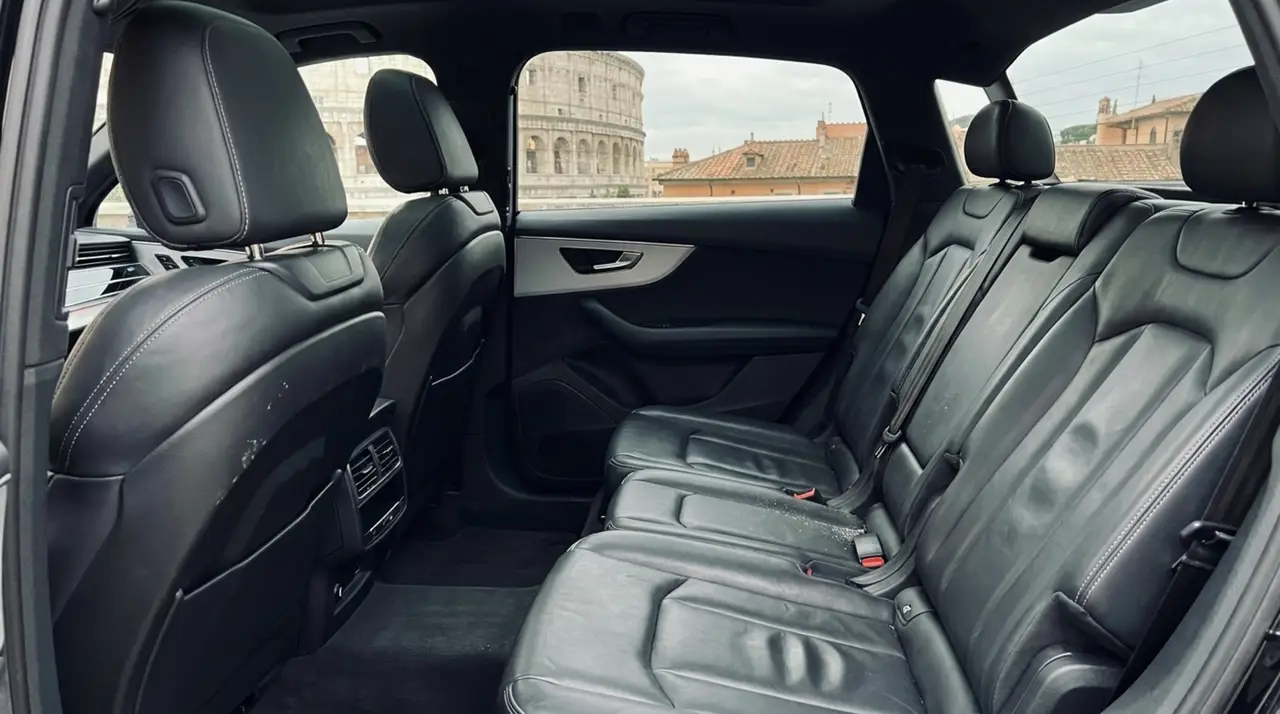 Audi SQ7 7seater 2023, interior — Florence Luxury Car Rental, Florence. Audi SQ7 7seater in Florence Renting the 2023 Audi SQ7 7seater in Florence provides an…