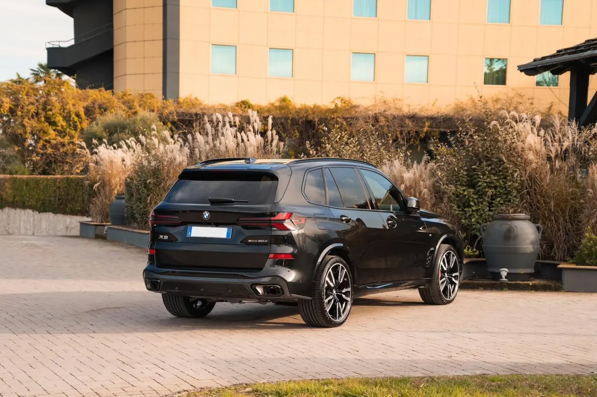 BMW X5 M-pack 30d 2025, front view — Florence Luxury Car Rental, Florence. BMW X5 M-pack 30d in Florence The 2025 BMW X5 M-pack 30d is available for rental in…
