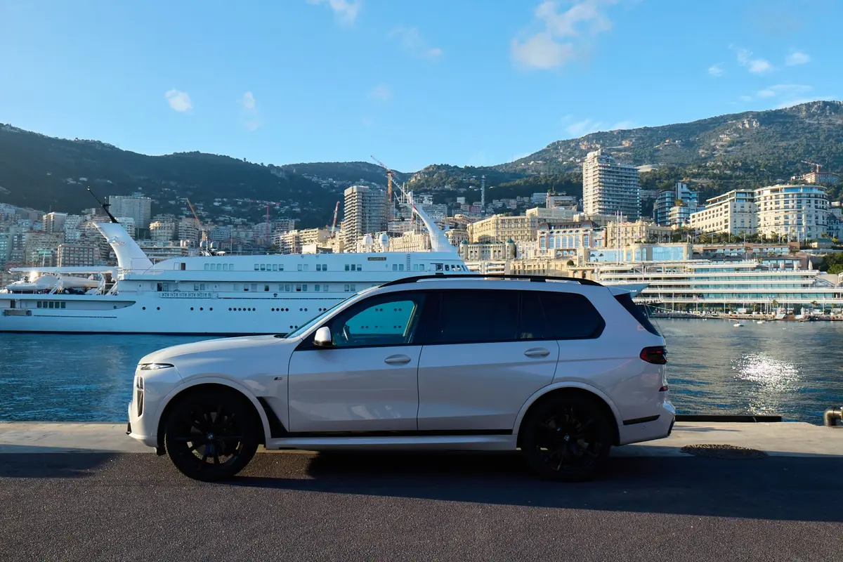 BMW X7 40d M 2024, exterior — Florence Luxury Car Rental, Florence. BMW X7 40d M in Florence The 2024 BMW X7 40d M is available for rental in Florence,…