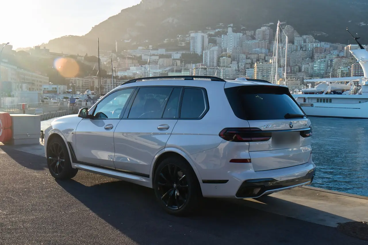 BMW X7 40d M 2024, front view — Florence Luxury Car Rental, Florence. BMW X7 40d M in Florence The 2024 BMW X7 40d M is available for rental in Florence,…