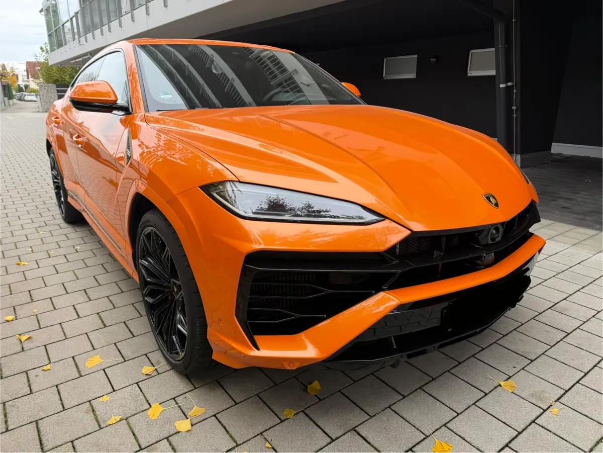 Lamborghini URUS SE 2025, rear view — Florence Luxury Car Rental, Florence. Lamborghini URUS SE in Florence Renting the 2025 Lamborghini URUS SE in Florence provides…