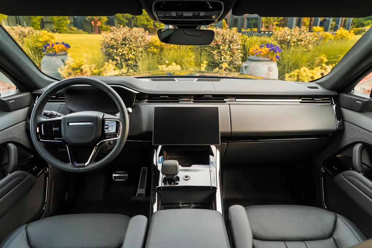 Land Rover Range Rover Sport Dynamic SE 2025, front view — Florence Luxury Car Rental, Florence. Land Rover Range Rover Sport Dynamic SE in Florence The 2025 Land Rover Range Rover Sport…