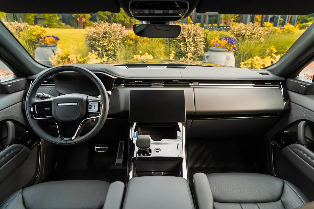 Land Rover Range Rover Sport Dynamic SE 2025, front view — Florence Luxury Car Rental, Florence. Land Rover Range Rover Sport Dynamic SE in Florence The 2025 Land Rover Range Rover Sport…