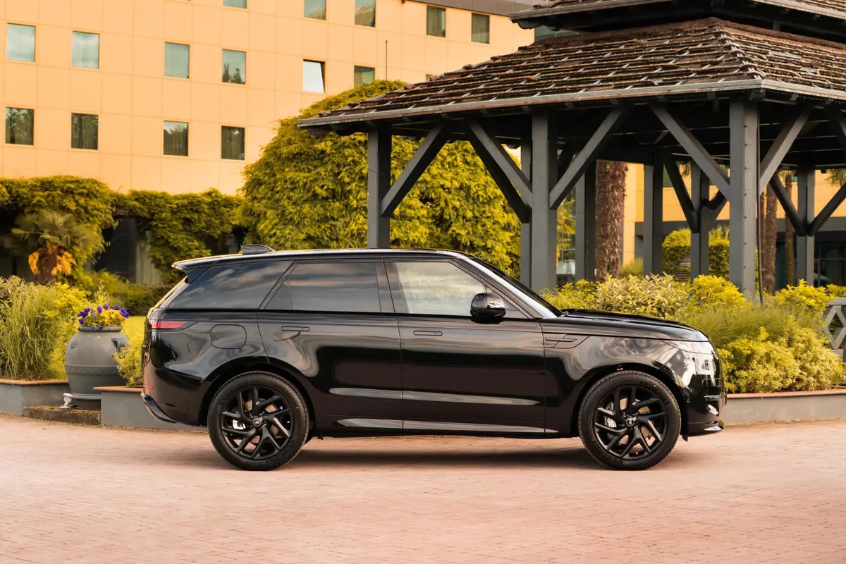 Land Rover Range Rover Sport Dynamic SE 2025, exterior — Florence Luxury Car Rental, Florence. Land Rover Range Rover Sport Dynamic SE in Florence The 2025 Land Rover Range Rover Sport…