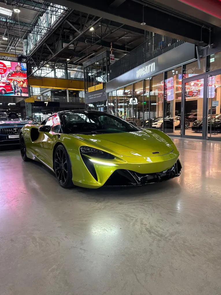 McLaren Artura Spider 2024, front view — Florence Luxury Car Rental, Florence. McLaren Artura Spider in Florence The 2024 McLaren Artura Spider is available for rental…