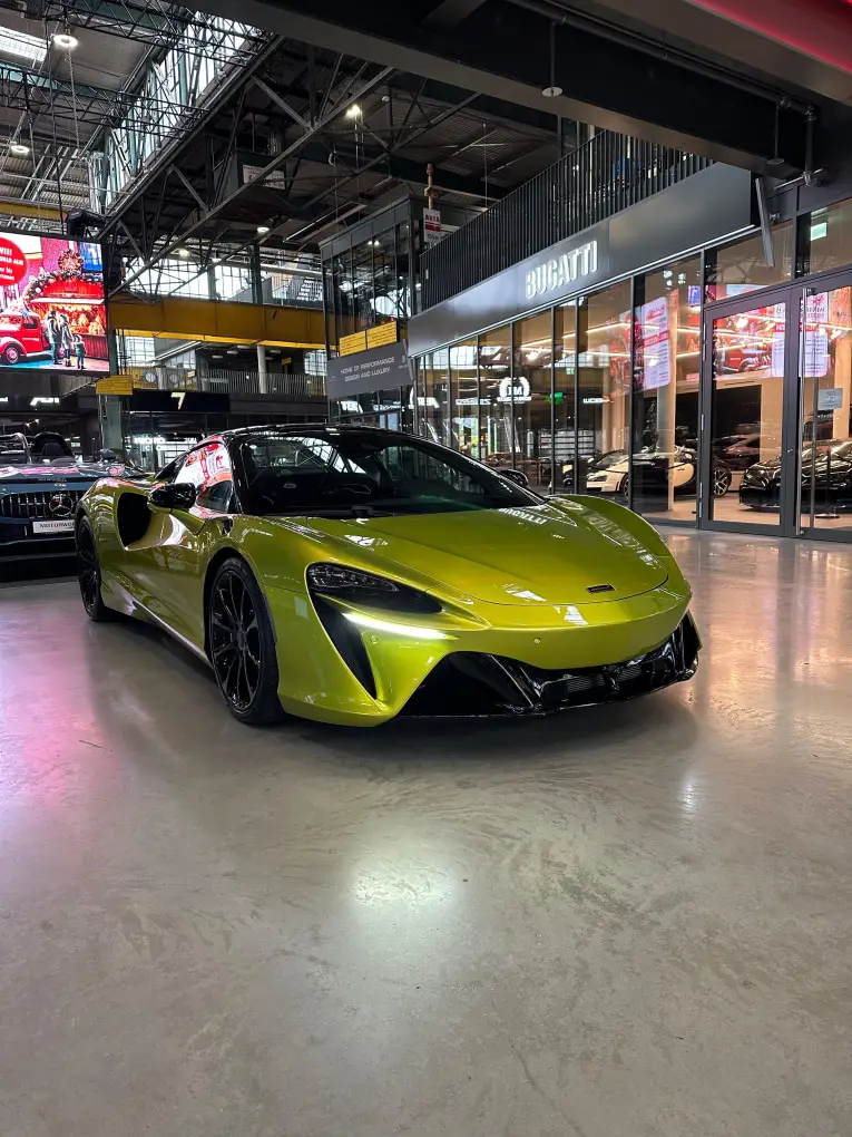 McLaren Artura Spider 2024, front view — Florence Luxury Car Rental, Florence. McLaren Artura Spider in Florence The 2024 McLaren Artura Spider is available for rental…