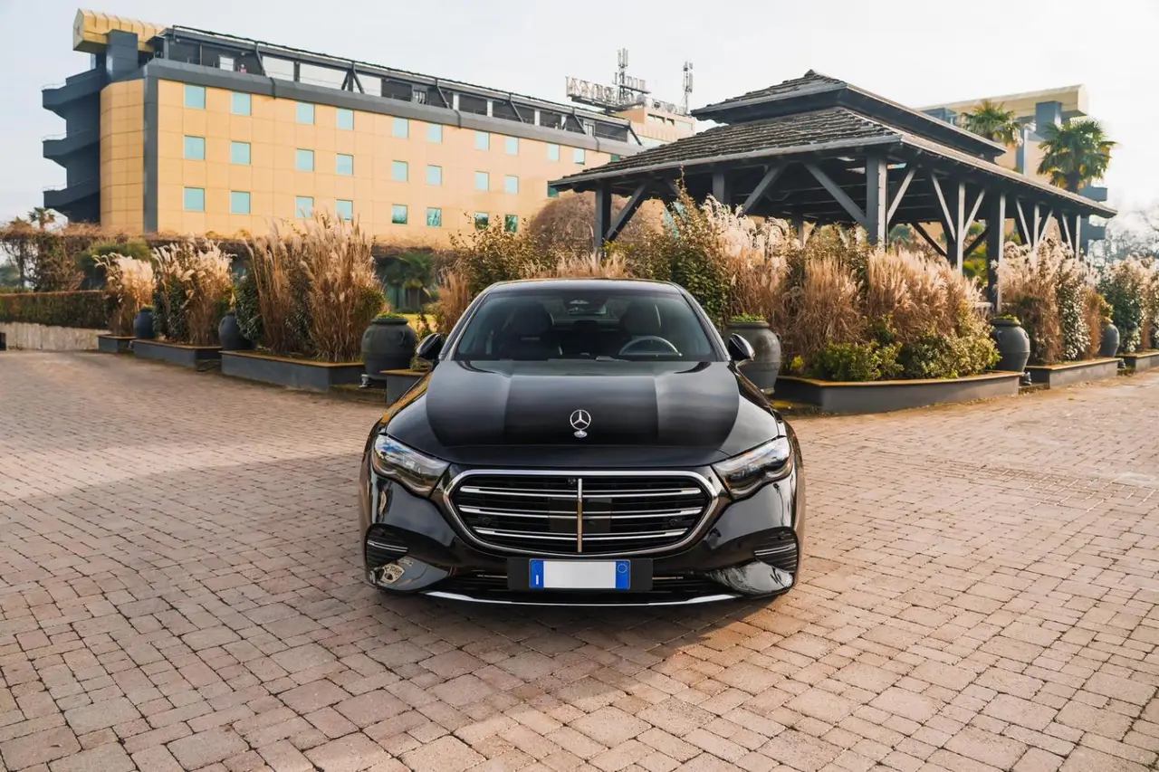 Mercedes Benz E-klasse 220d Premium Plus 2026, front view — Florence Luxury Car Rental, Florence. Mercedes Benz E-klasse 220d Premium Plus in Florence The 2026 Mercedes Benz E-klasse 220d…