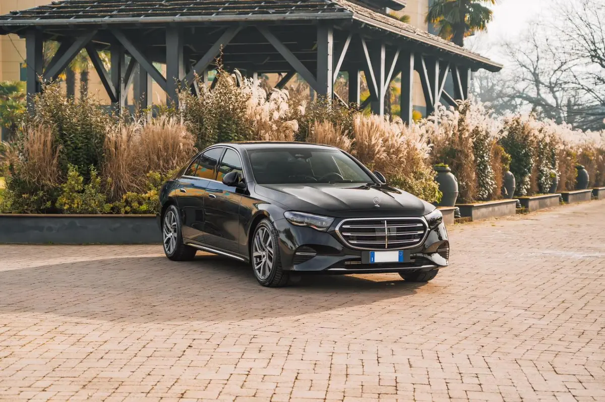 Mercedes Benz E-klasse 220d Premium Plus 2026, rear view — Florence Luxury Car Rental, Florence. Mercedes Benz E-klasse 220d Premium Plus in Florence The 2026 Mercedes Benz E-klasse 220d…