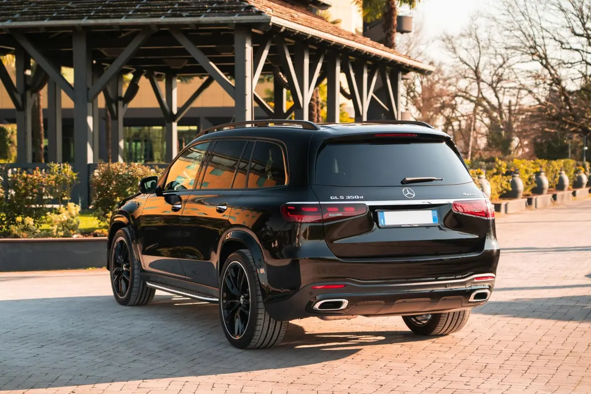 Mercedes Benz GLS-klasse 350 D Exclusive 7 Posti 2025, exterior — Florence Luxury Car Rental, Florence. Mercedes Benz GLS-klasse 350 D Exclusive 7 Posti in Florence The 2025 Mercedes Benz…