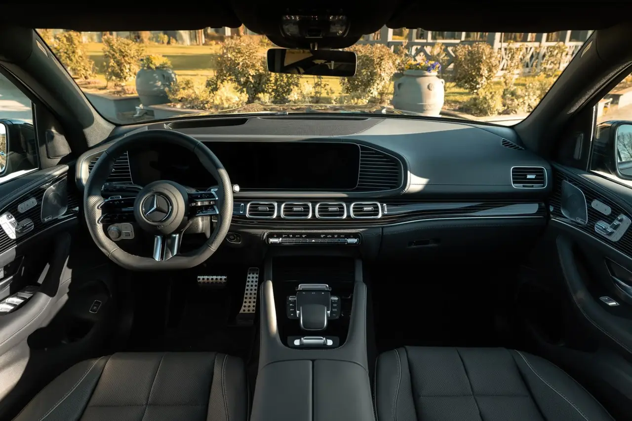 Mercedes Benz GLS-klasse 350 D Exclusive 7 Posti 2025, front view — Florence Luxury Car Rental, Florence. Mercedes Benz GLS-klasse 350 D Exclusive 7 Posti in Florence The 2025 Mercedes Benz…