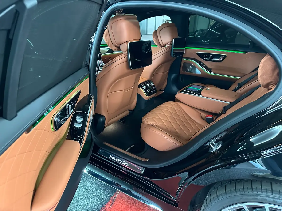 Mercedes Benz S-klasse S400 Long 4-Matic 2023, rear view — Florence Luxury Car Rental, Florence. Mercedes Benz S-klasse S400 Long 4-Matic in Florence Hiring the 2023 Mercedes Benz…