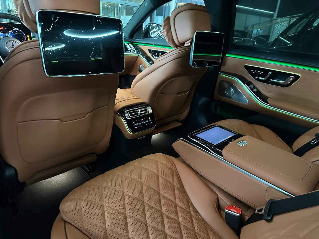 Mercedes Benz S-klasse S400 Long 4-Matic 2023, interior — Florence Luxury Car Rental, Florence. Mercedes Benz S-klasse S400 Long 4-Matic in Florence Hiring the 2023 Mercedes Benz…