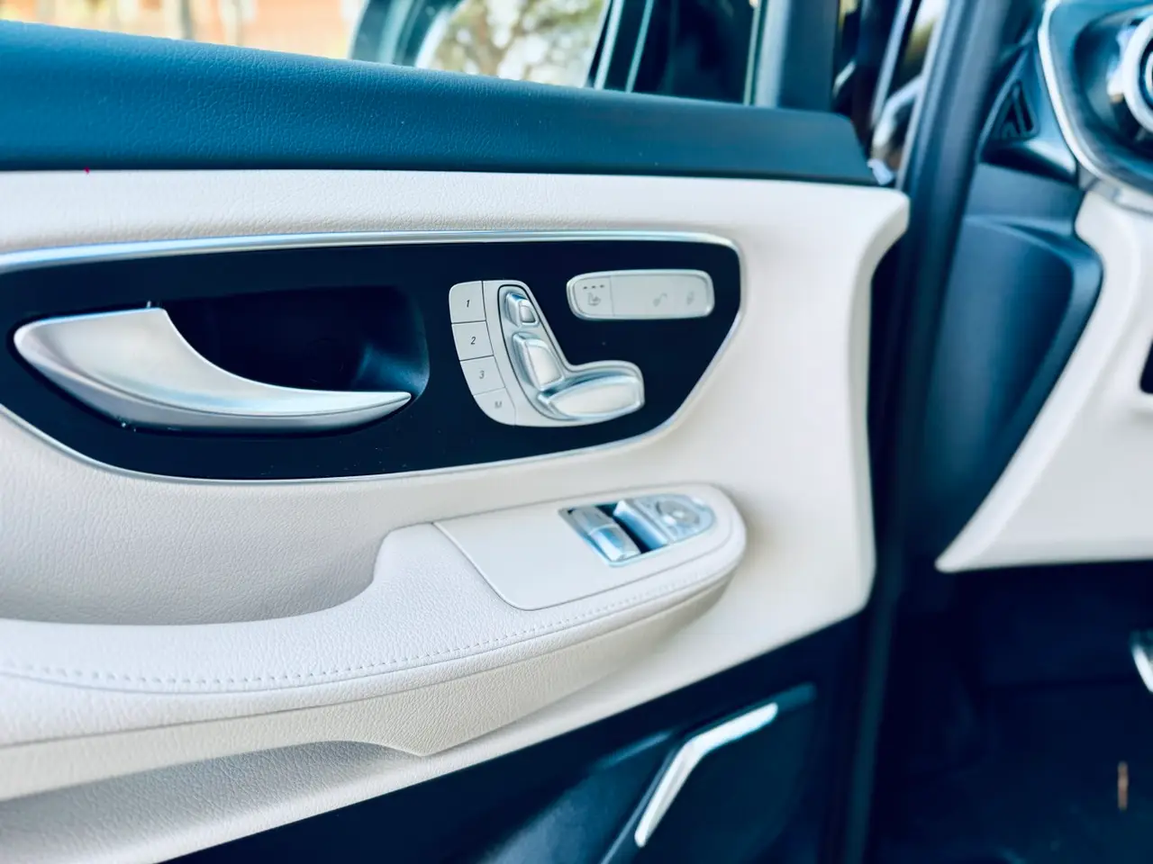 Mercedes Benz V300 4x4 XL VIP (Captain, 7 seat) 2025, front view — Florence Luxury Car Rental, Florence. Seven guests, one calm ride from Peretola