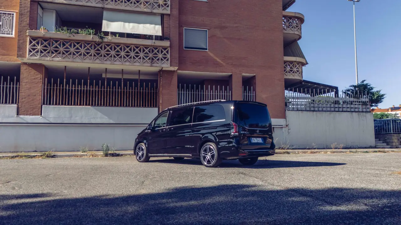 Mercedes Benz V300 4x4 XL VIP (Captain, 7 seat) 2025, interior — Florence Luxury Car Rental, Florence. Seven guests, one calm ride from Peretola