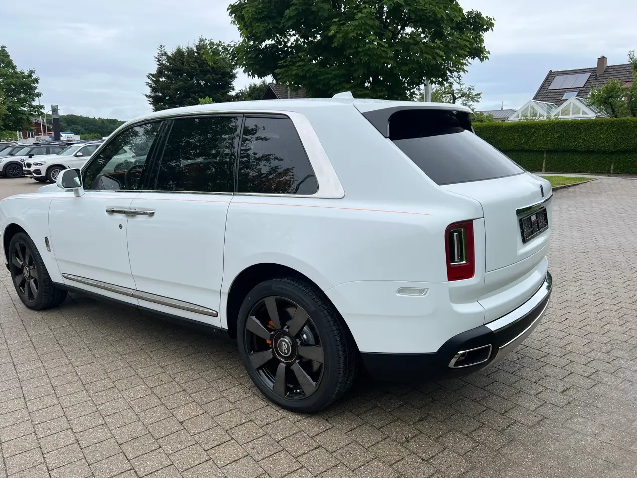 Rolls-Royce Cullinan 2022, side profile — Florence Luxury Car Rental, Florence. Villa-to-vineyard comfort for family days beyond the ZTL