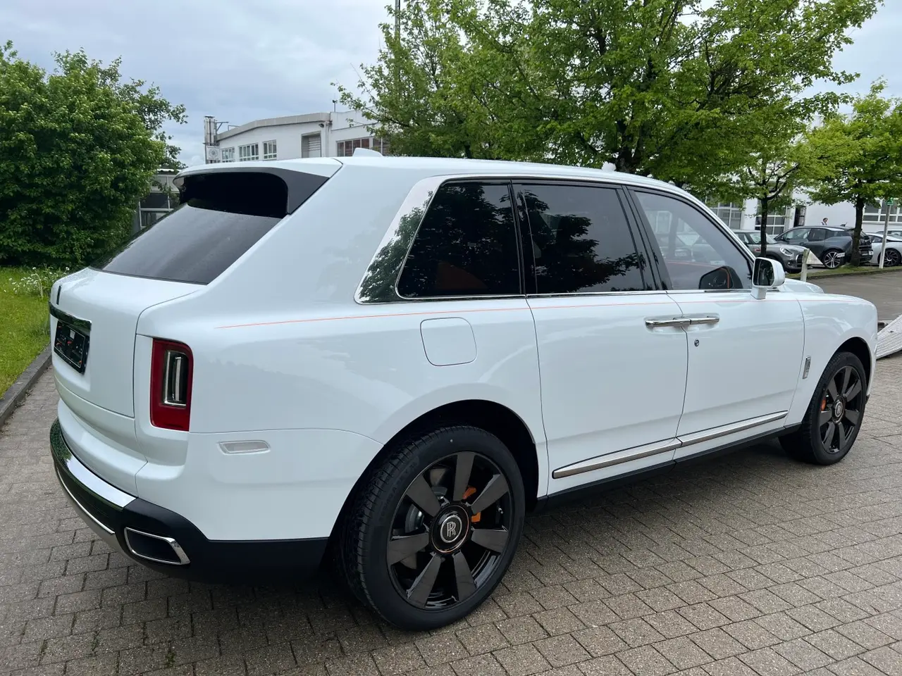 Rolls-Royce Cullinan 2022, exterior — Florence Luxury Car Rental, Florence. Villa-to-vineyard comfort for family days beyond the ZTL