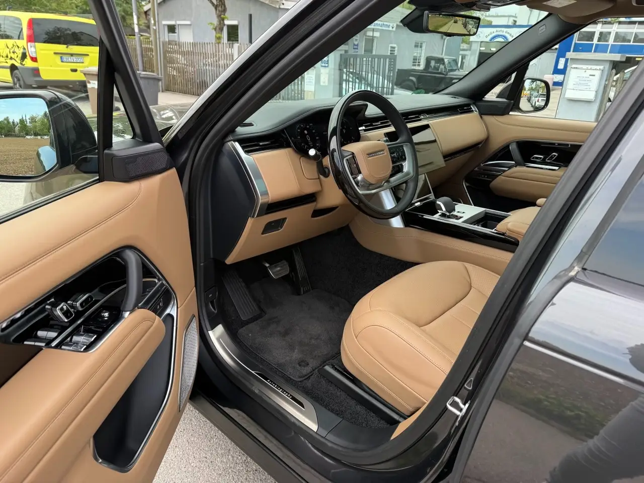 Rover Range Rover Autobiografy D350 7s 2025, exterior — Florence Luxury Car Rental, Florence. Seven seats bound for Siena, beyond the ZTL
